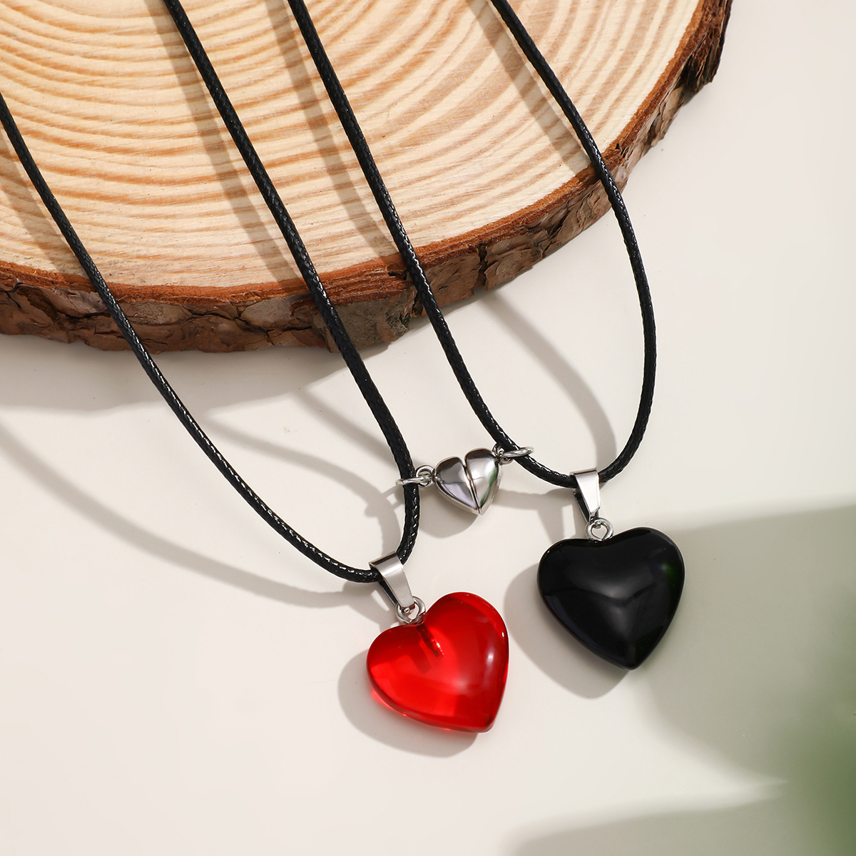 European and American cross-border jewelry, retro magnetic attraction, fashionable heart-shaped necklace, women's niche design, couple heart-shaped wax thread necklace Application Scenario