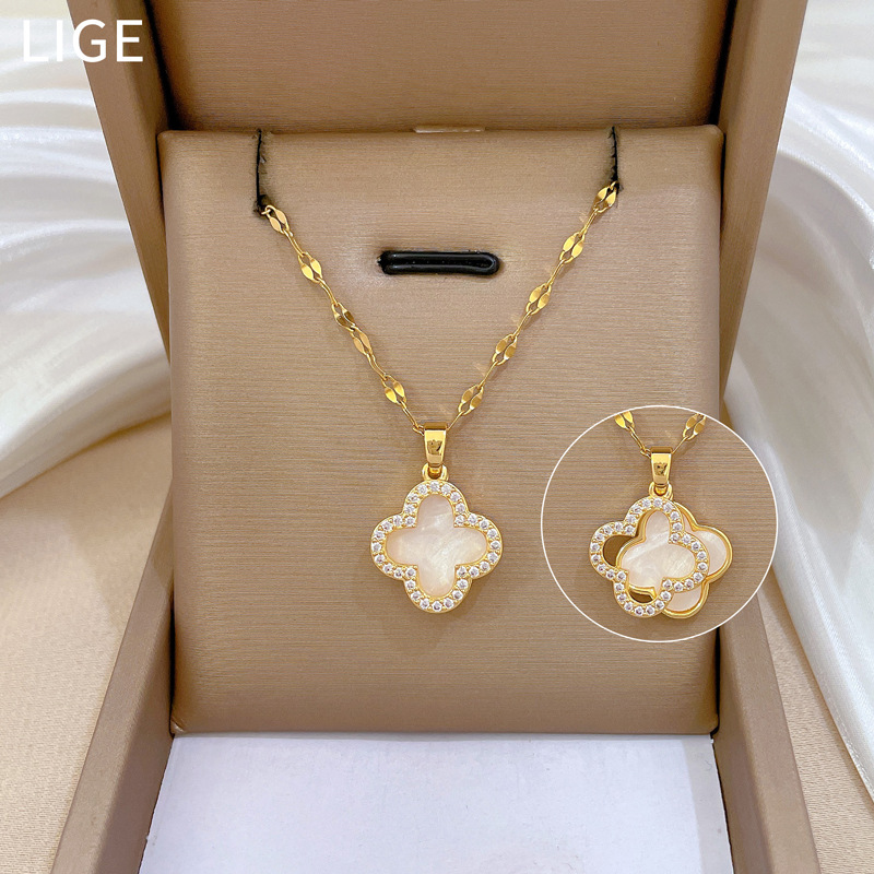 【 Titanium Steel 】 The new diamond-encrusted four-leaf flower necklace exudes a feminine charm and a sense of sophistication. The double-sided shell collarbone chain is a bestseller Application Scenario