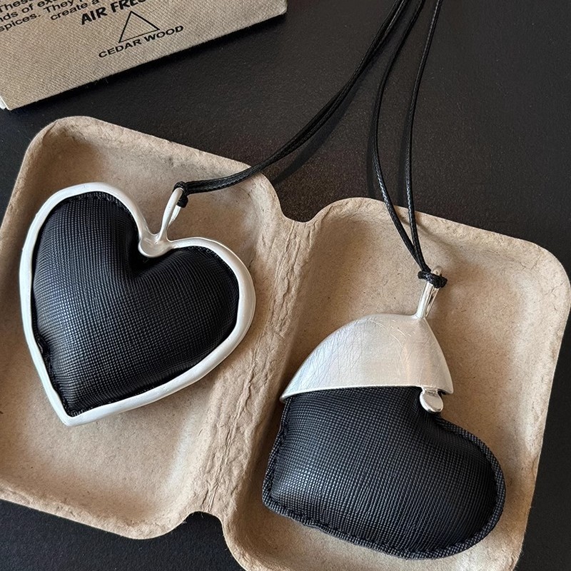 The black and white heart-shaped necklace with the same color as the blogger, a versatile collarbone chain for women's fashion on Instagram, and a sweater chain with a strong atmosphere for autumn and winter details Picture