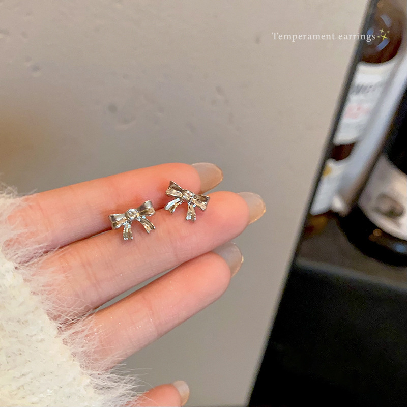 No need to take off mini bow stud earrings for sleeping. Women's 2025 best-selling earrings. Niche design, high-end and versatile earrings Specification drawing