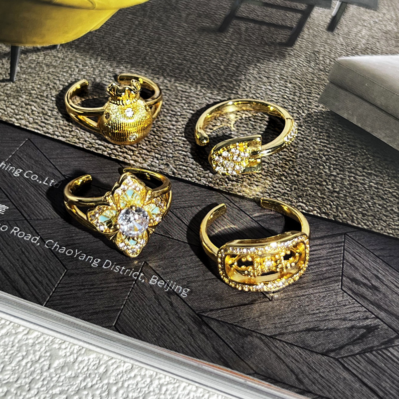 A simple and retro lucky bag with a brushed four-leaf clover opening ring. It features a niche design for women, a light luxury shovel, and a unique index finger ring full figure