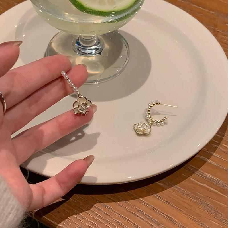 The S925 silver needle French retro white camellia earrings exude an ethereal charm, are fashionable and versatile, and offer a high-end feel Specification drawing