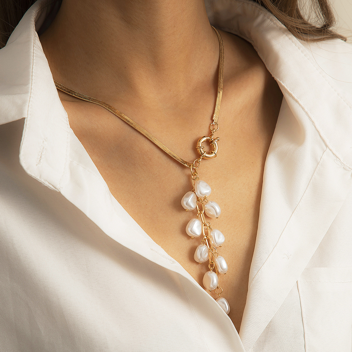 Baroque court-style pearl tassel necklace, retro geometric flat snake bone necklace, European and American cross-border snow soft jewelry details Picture