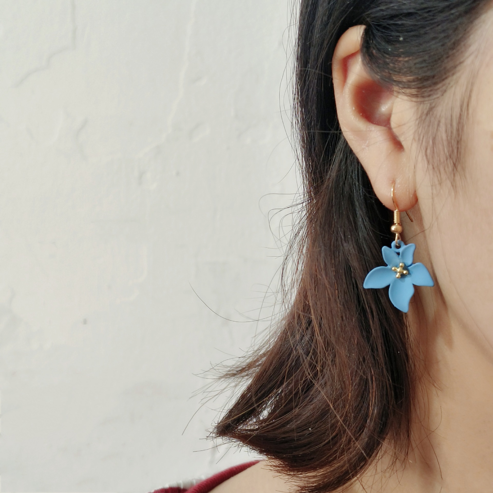Blue flower ear hooks, a versatile and niche design for Japan and South Korea, are trendy, fashionable, simple and elegant earrings full figure