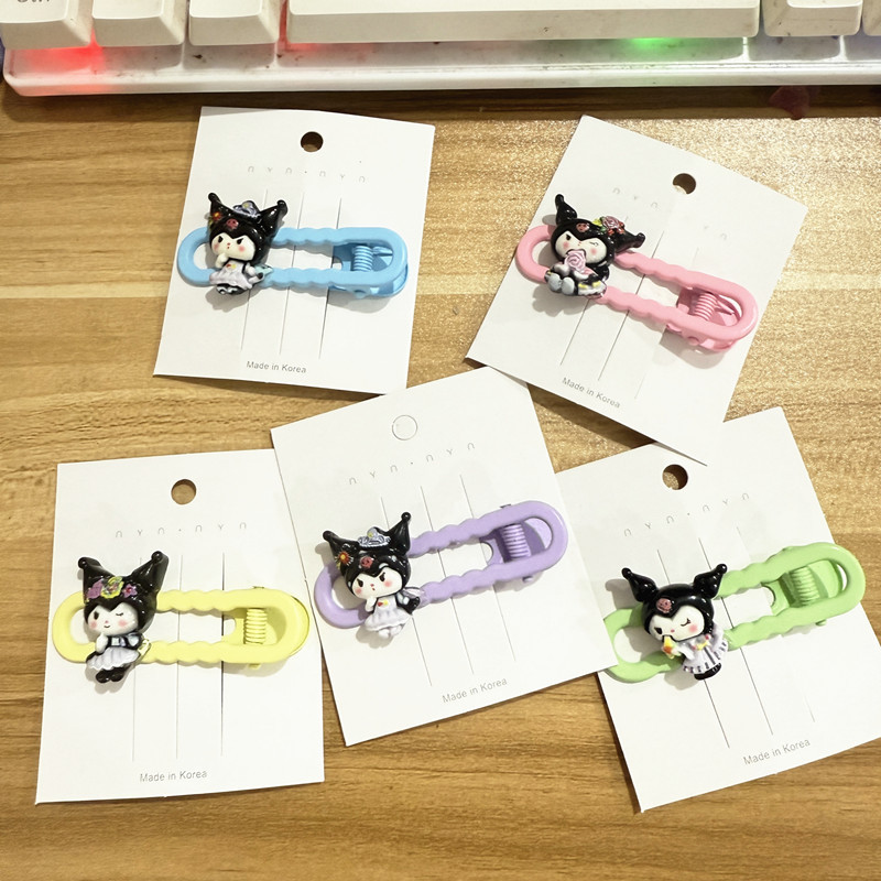 Cartoon cute children's hair clips, Kulomi hair accessories, girls' bangs clips, broken hair clips, girls' baby hair clips are sold at a stall full figure