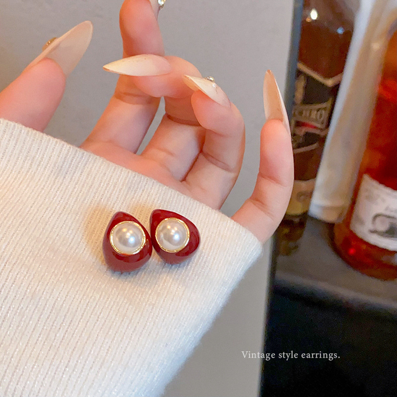 Autumn and winter red teardrop pearl stud earrings for women, versatile, niche and high-end style earrings, retro charm, New Year's earrings wholesale Specification drawing