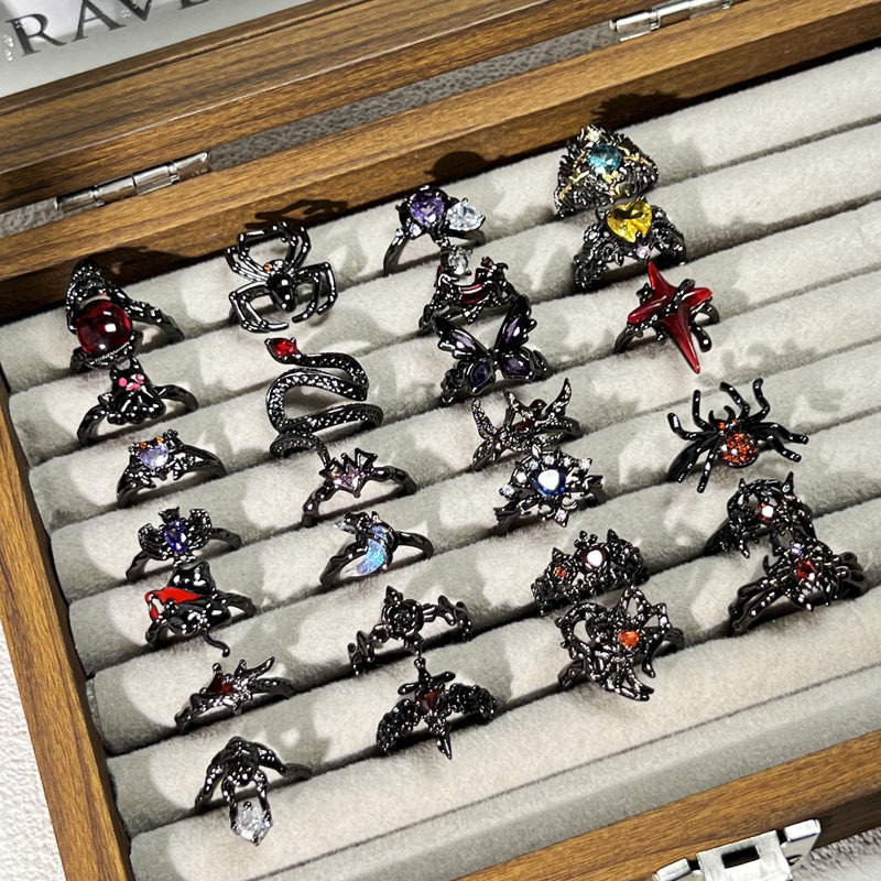 Halloween-themed dark atmosphere ghost spider personality ring, gender-neutral punk niche cool ring full figure