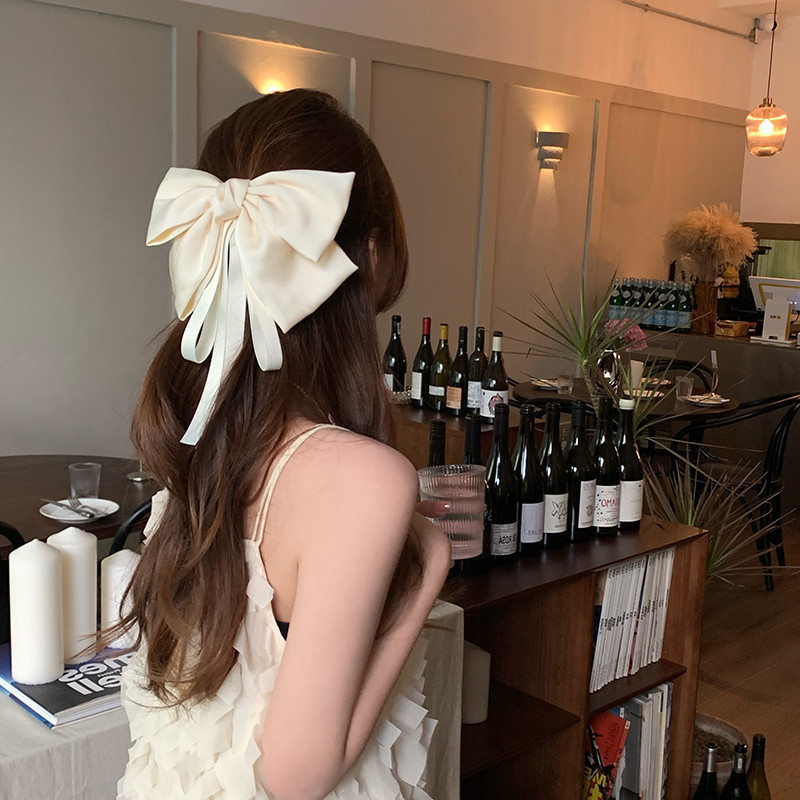 2025 New white ribbon bow hair clip for women, a high-end Korean oversized spring clip at the back of the head Application Scenario