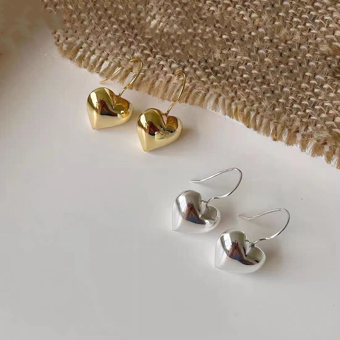 Simple, niche and versatile three-dimensional heart-shaped earrings, trendy Instagram design for women, high-end ear hooks, cold style ear studs and earrings details Picture