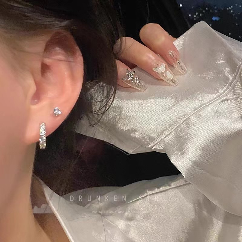 A 4-piece set! Zircon plain ring ear stud earrings, women's niche double ear holes, high-end ear rings and earrings, best-selling ear buckles on Instagram Application Scenario