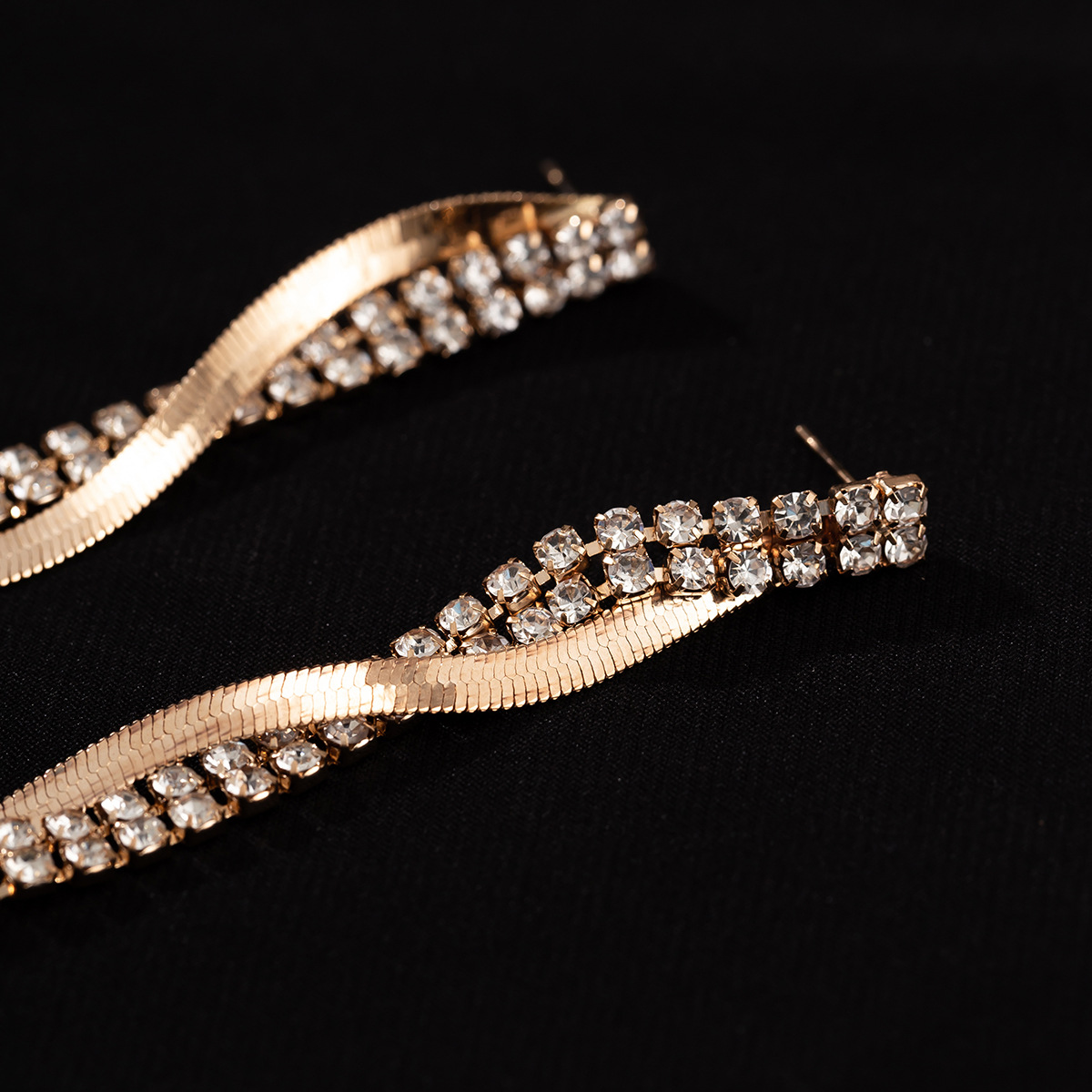 European and American cross-border style tassel stud earrings, simple snake bone claw chain wound rhinestone earrings Application Scenario