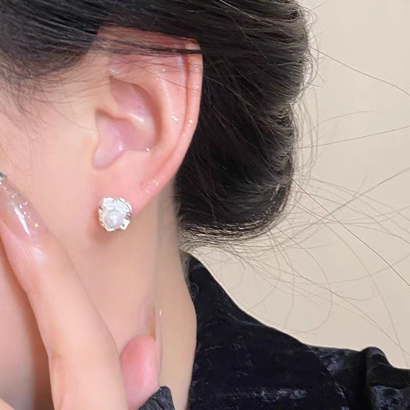 Irregular pearl stud earrings with a niche design for women, the new trendy earrings of 2025 are fashionable, high-end, and unique Application Scenario
