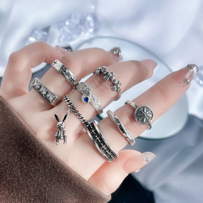 A retro, cool, aged, individualistic punk open-mouth ring for women, an Instagram cold style, fashionable and elegant index finger ring accessory details Picture