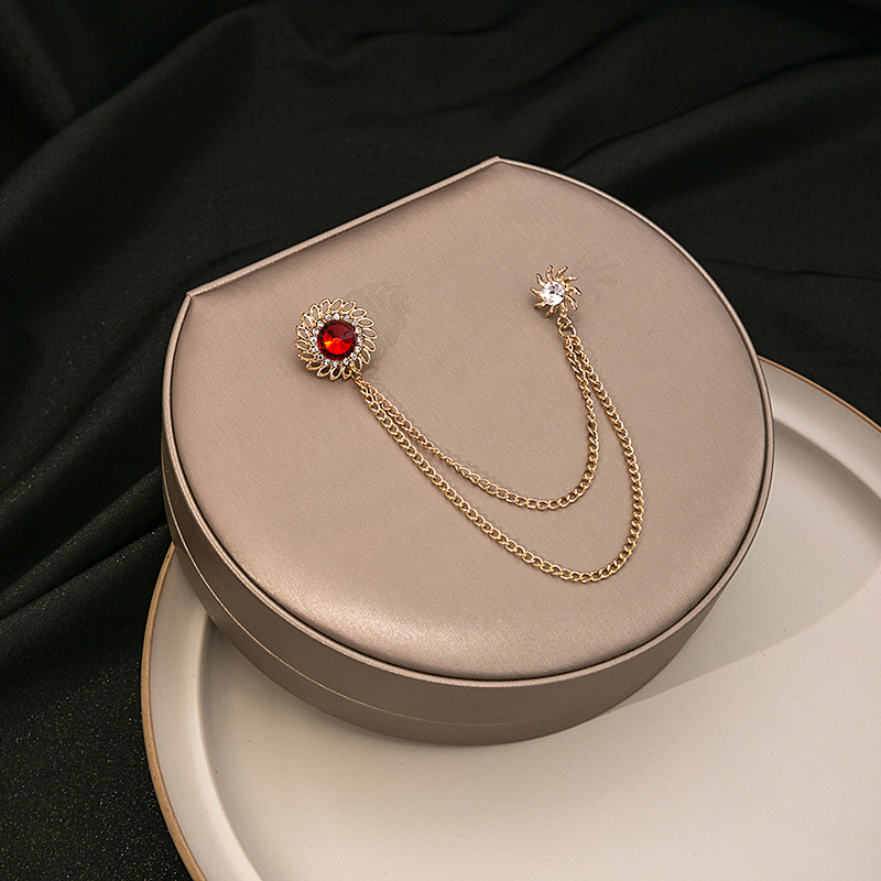 European and American cross-border angel wing brooch, retro court-style hollowed-out round collar pin, heart-shaped suit fixed Application Scenario
