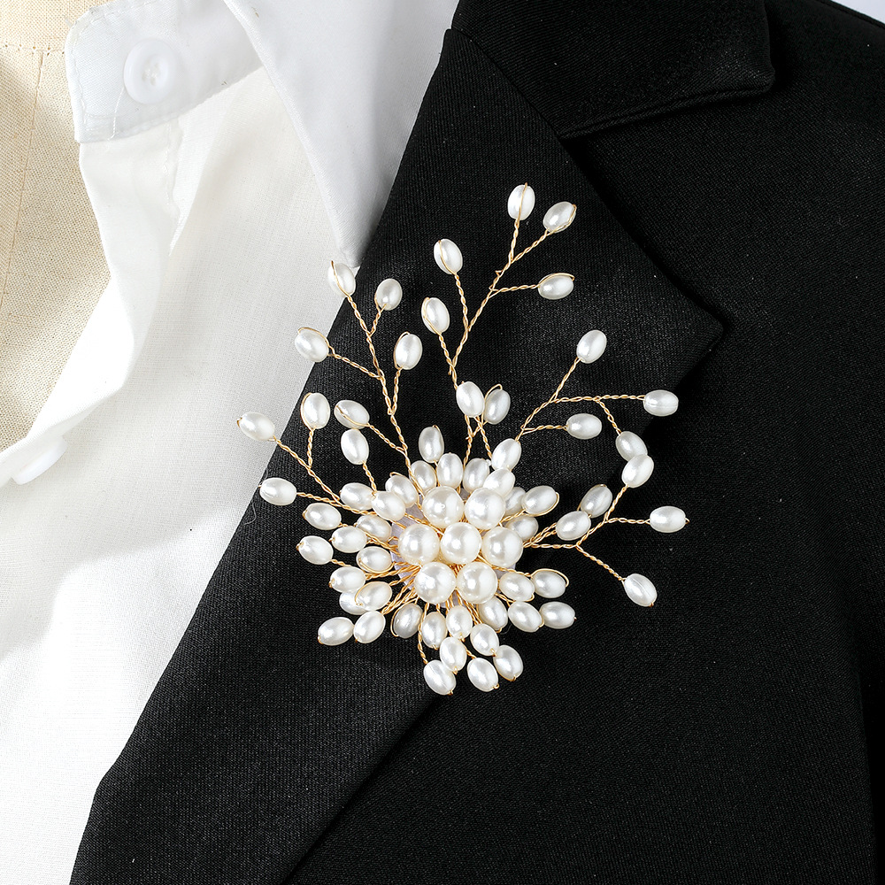 Cross-border European and American retro elegant pearl tree brooch, light luxury and high-end feel, ins style floral art, elegant suit, brooch for women Application Scenario