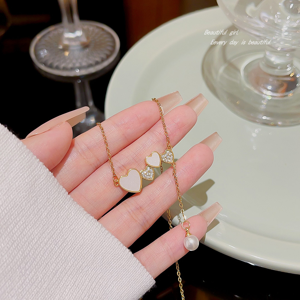 Elegant heart-shaped pearl necklace, high-end design sense, versatile heart pendant, simple student accessory, titanium steel collarbone chain Application Scenario
