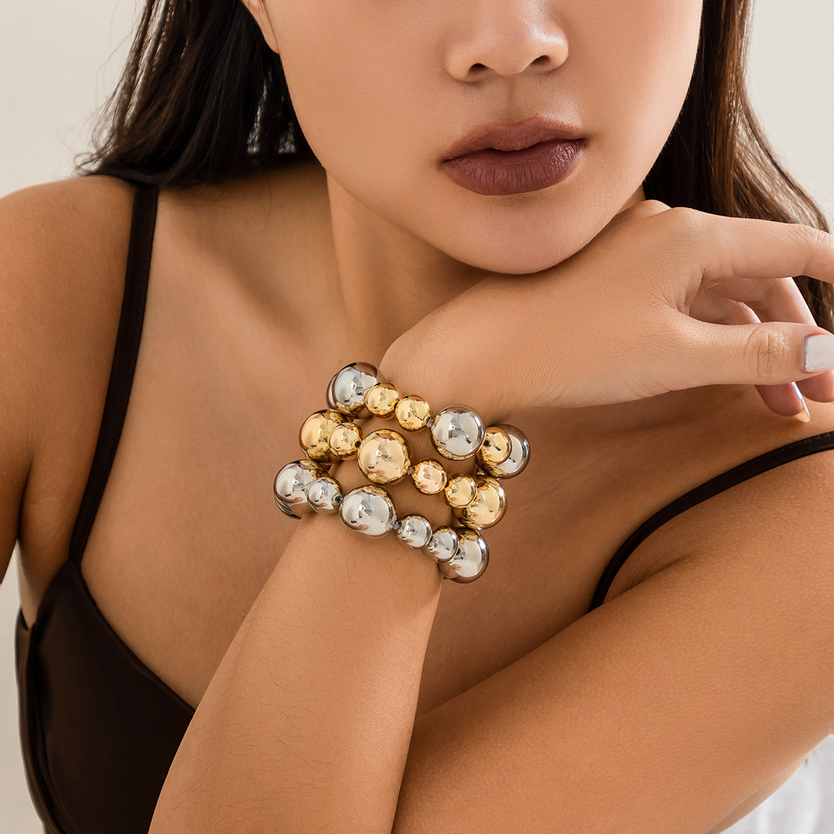 Exaggerated punk color-blocking beaded neck necklace from Europe and America, with a unique and distinctive geometric round ball style Application Scenario
