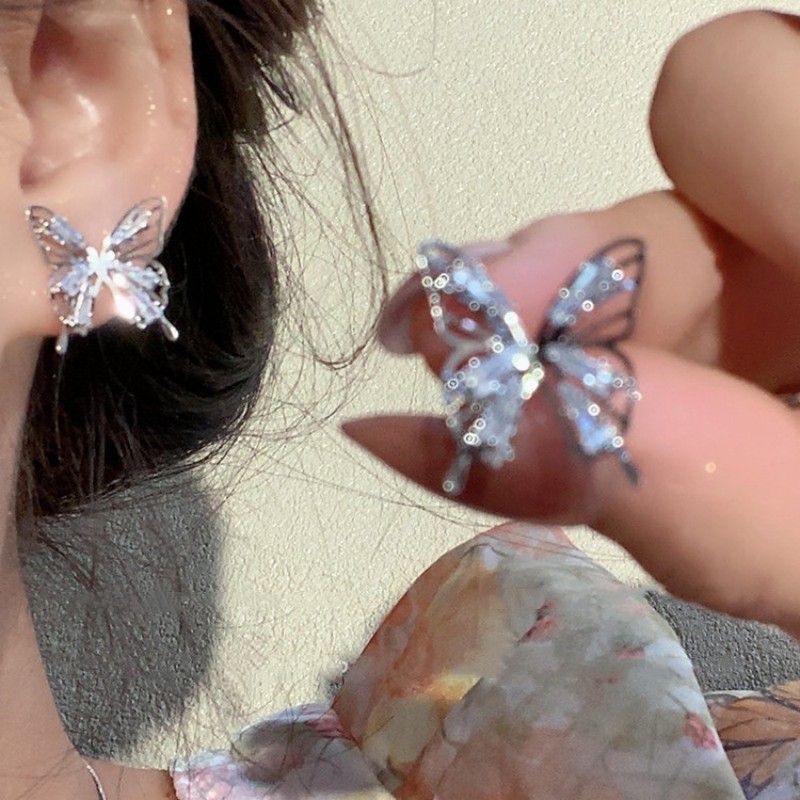 Super ethereal and lively ~ Elegant hollowed-out butterfly stud earrings designed by a gentle and refined lady on Instagram. Zircon earrings and silver needles full figure