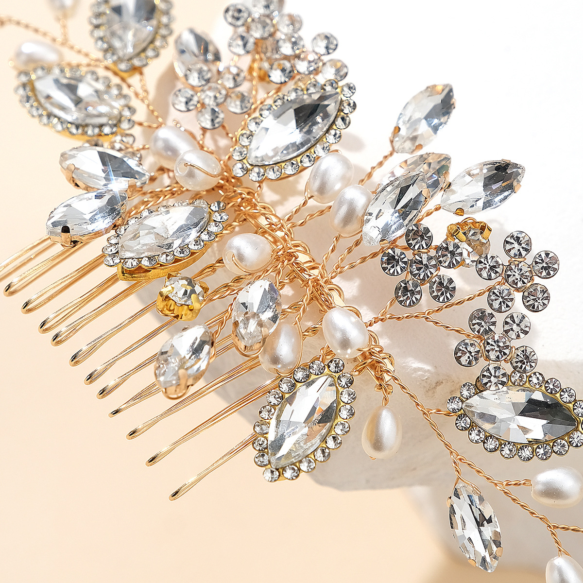 New European and American bridal comb hair accessories, wedding ladies' retro updo hair accessories, handcrafted rhinestone and pearl hair combs Application Scenario