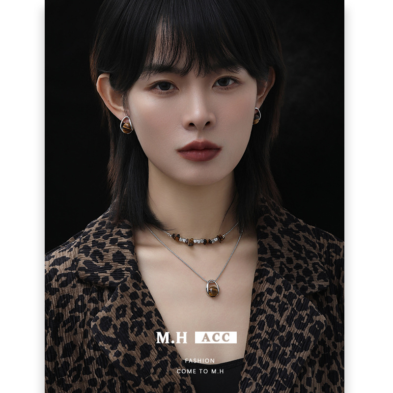 Double-layer layered tiger's eye necklace accessory, a retro and high-end women's long collarbone chain, a light luxury original and elegant necklace full figure