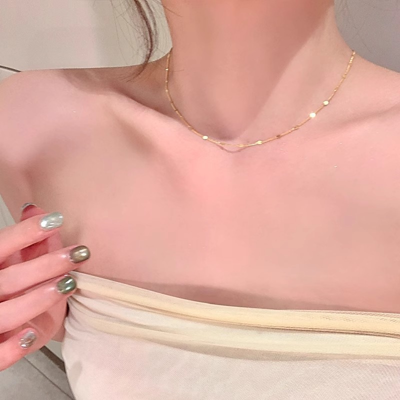 A simple, sparkling, plain chain with a touch of light luxury, fashionable and versatile collarbone chain, layered necklace, and a feminine charm details Picture