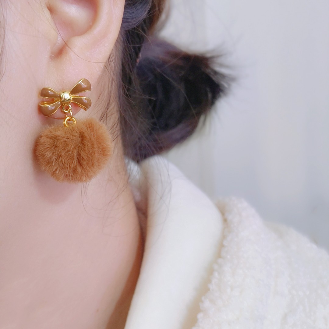 The new Maillard color series of plush earrings for autumn and winter are versatile and elegant, with gentle bow pom-pom earrings and earrings Application Scenario