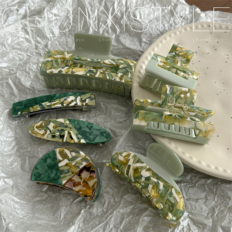 Korean-style fresh and light green color grab clip, versatile style, acetate toothed hair grab at the back of the head, updo shark clip headwear full figure
