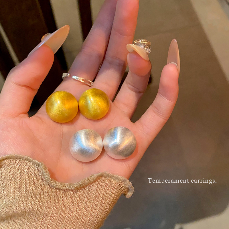 Metal retro brushed circular stud earrings for women, cold and elegant style, versatile and personalized earrings, high-end and unique style earrings Specification drawing