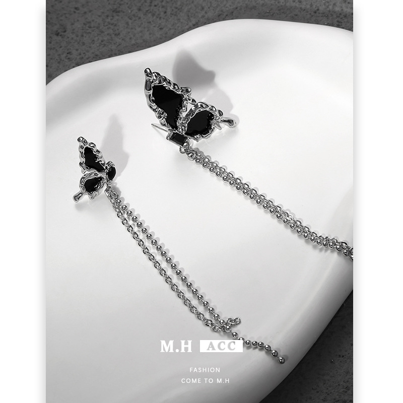 The Star Butterfly series necklace is a new Chinese-style niche design for women, a fashionable commuting necklace with a retro and elegant style Application Scenario