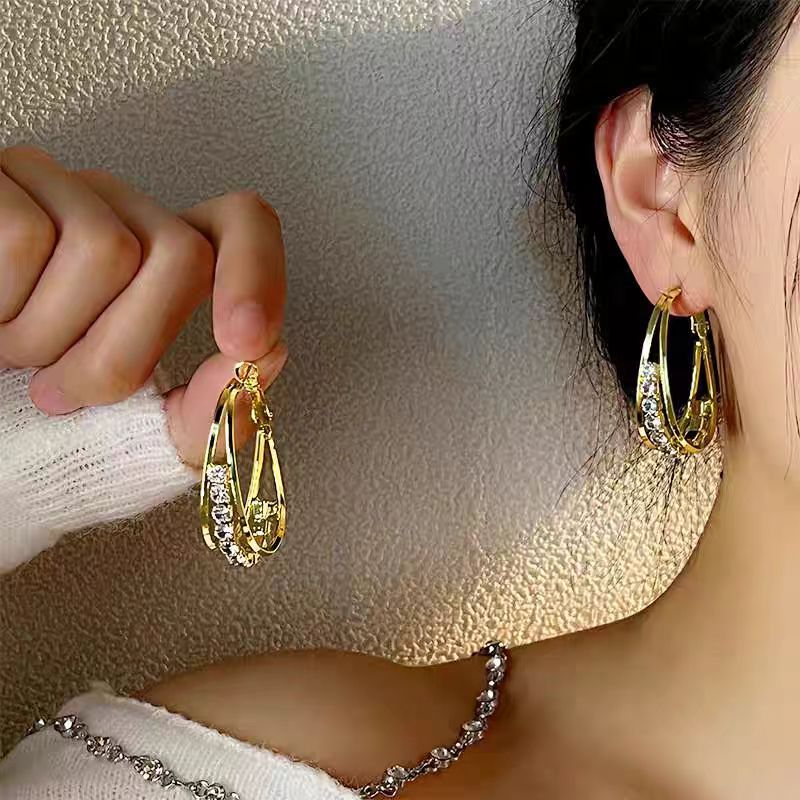 European and American fashionable and elegant geometric ear rings, ladylike style earrings, women's light luxury and high-end feel, versatile, cold style earrings trend full figure