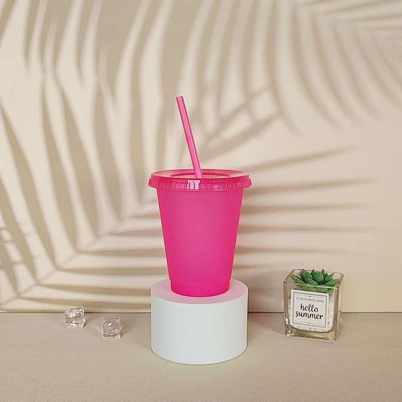 Spring and summer new creative water cups, sequined glitter powder straw cups, plastic straws in various specifications, comfortable straw cups Application Scenario