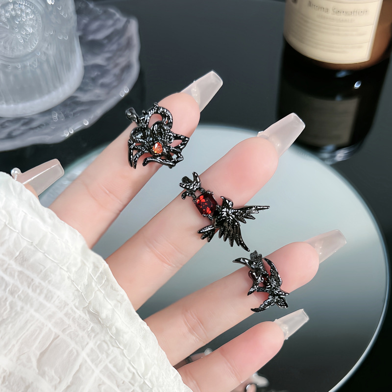 A cool, dark punk, trendy crow, irregular thorn opening ring with a neutral style and a snake-shaped fashionable niche ring Application Scenario