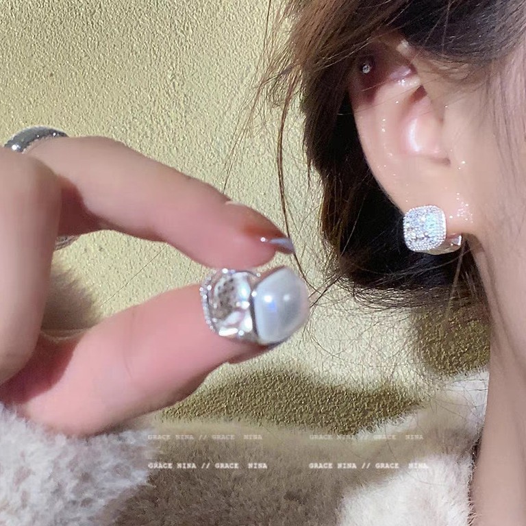 "Gao Zhi Sister style outfits!" Full Diamond cube sugar pearl stud earrings, a new bestseller in 2025, double-sided earrings for girls full figure