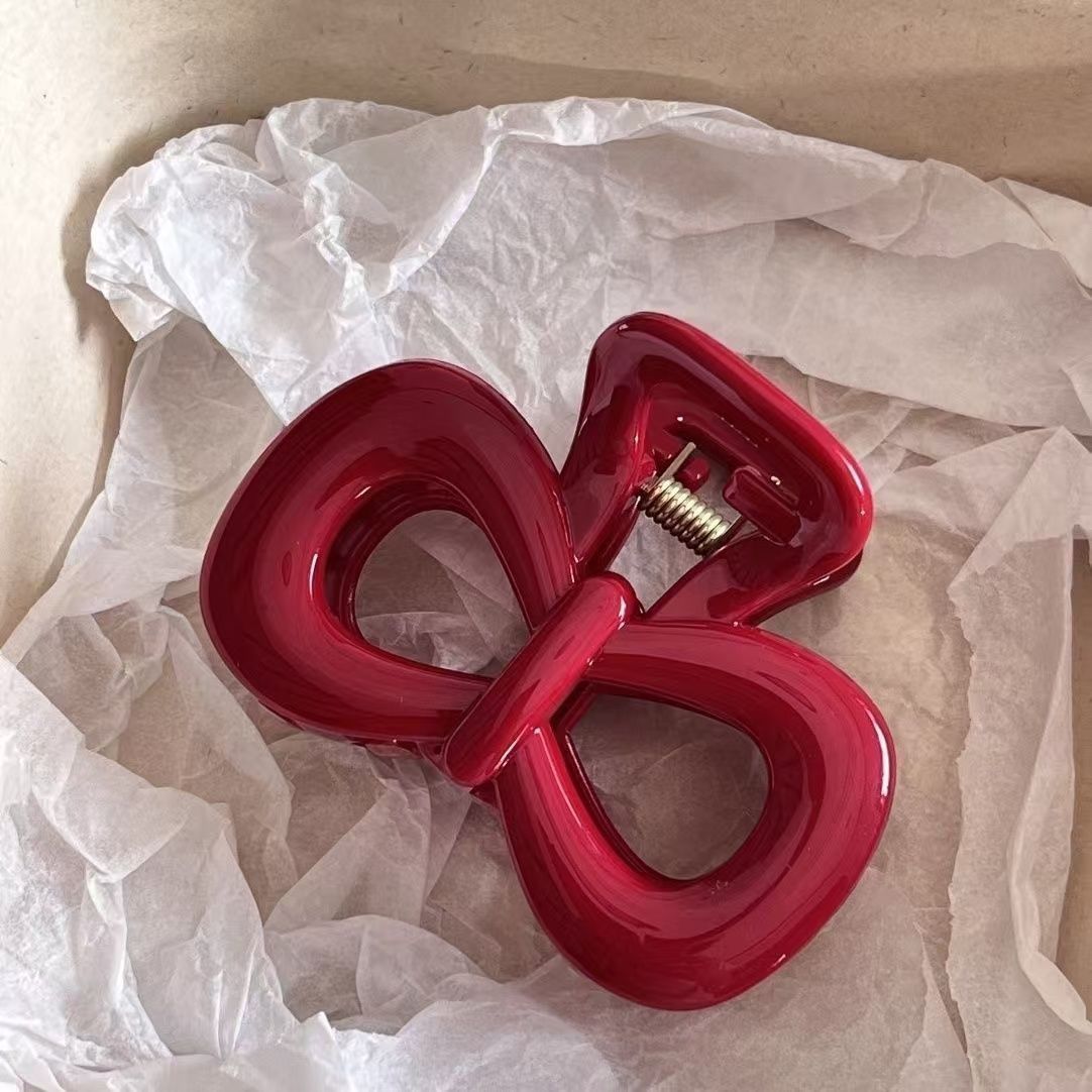 The versatile Anke red polka dot scratch-off clip has an excellent texture. The shark clip exudes a high-end feel and is a retro hair clip accessory Application Scenario