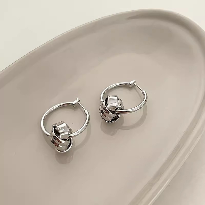 Cold style metal knotted ear rings for women's ins light luxury individual geometric circle earrings 2025 new niche earrings Application Scenario