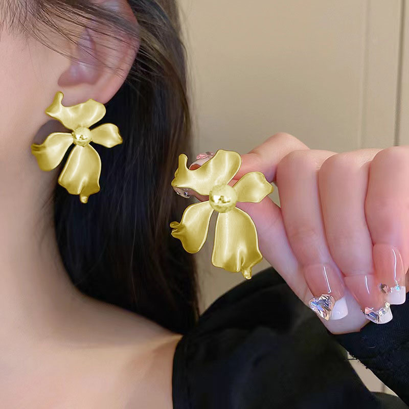 Exaggerated large flower earrings from Europe and America, a niche design for women. 2025 new retro stud earrings, silver and elegant, light luxury earrings full figure