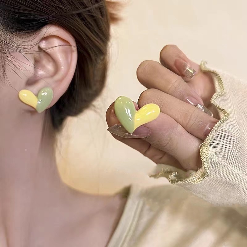 Oh no, my heart is fluttering! The color-blocking heart-shaped stud earrings are a new, niche, sweet, fashionable and versatile summer design for women in 2025 full figure