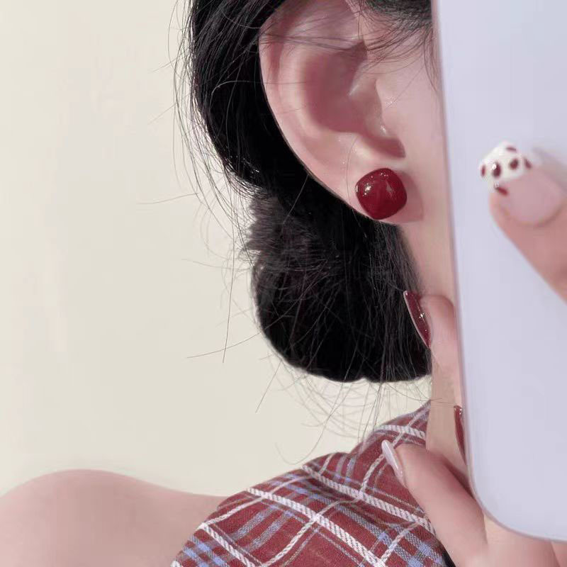 Looking fairer! Ankola red heart-shaped stud earrings, elegant and sophisticated, simple and versatile earrings Application Scenario