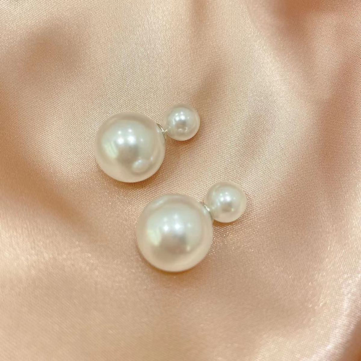 In 2025, the high-end, hollowed-out butterfly stud earrings will be a trendy girl's Instagram minimalist and elegant, niche design, light luxury and fashionable earrings Application Scenario