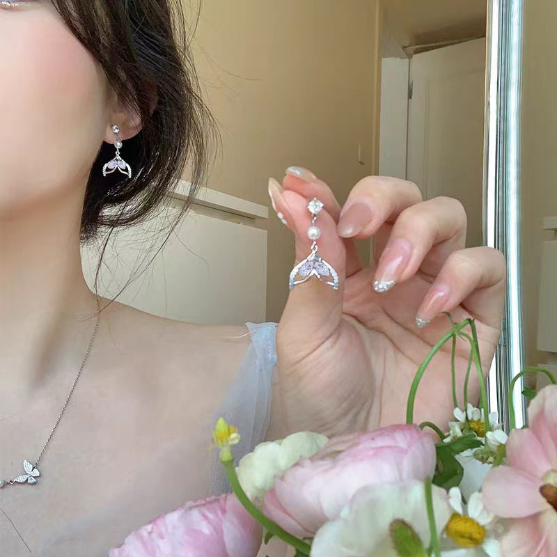 The Ocean series of dazzling fishtail forest-themed ear studs exude a light luxury and high-end charm, with a grand and elegant air. These ear studs are unique and beautiful earrings for women full figure