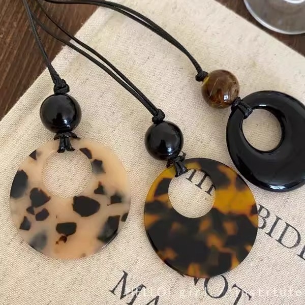 Tortoiseshell leopard print long glass pendant necklace, a high-end sweater chain for women in autumn and winter, a versatile black rope neck accessory Application Scenario