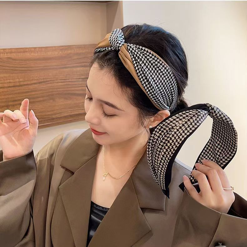 The new autumn and winter trendy thousand-bird checkered satin pressor hair band, high-end wide-edge headband, high top of the head, facial highlighting, small hairpin for women full figure
