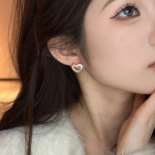 925 Light Luxury and elegant Love micro-embedded stud earrings, a niche design for women, super sparkling heart-shaped earrings, versatile and elegant earrings Application Scenario