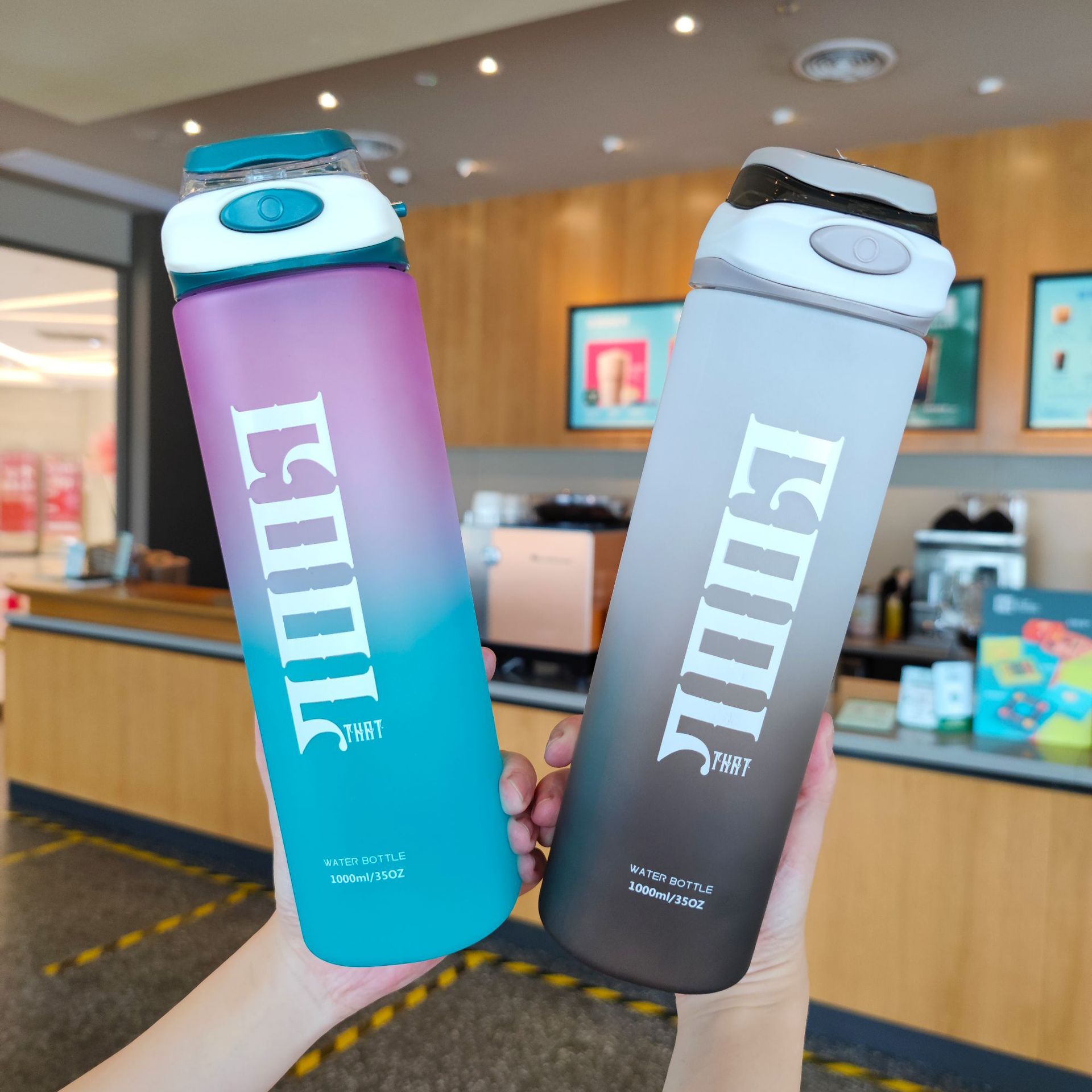 High appearance level summer internet-famous gradient frosted water bottle, portable handle suction nozzle plastic water hose 1000ml water bottle wholesale Specification drawing