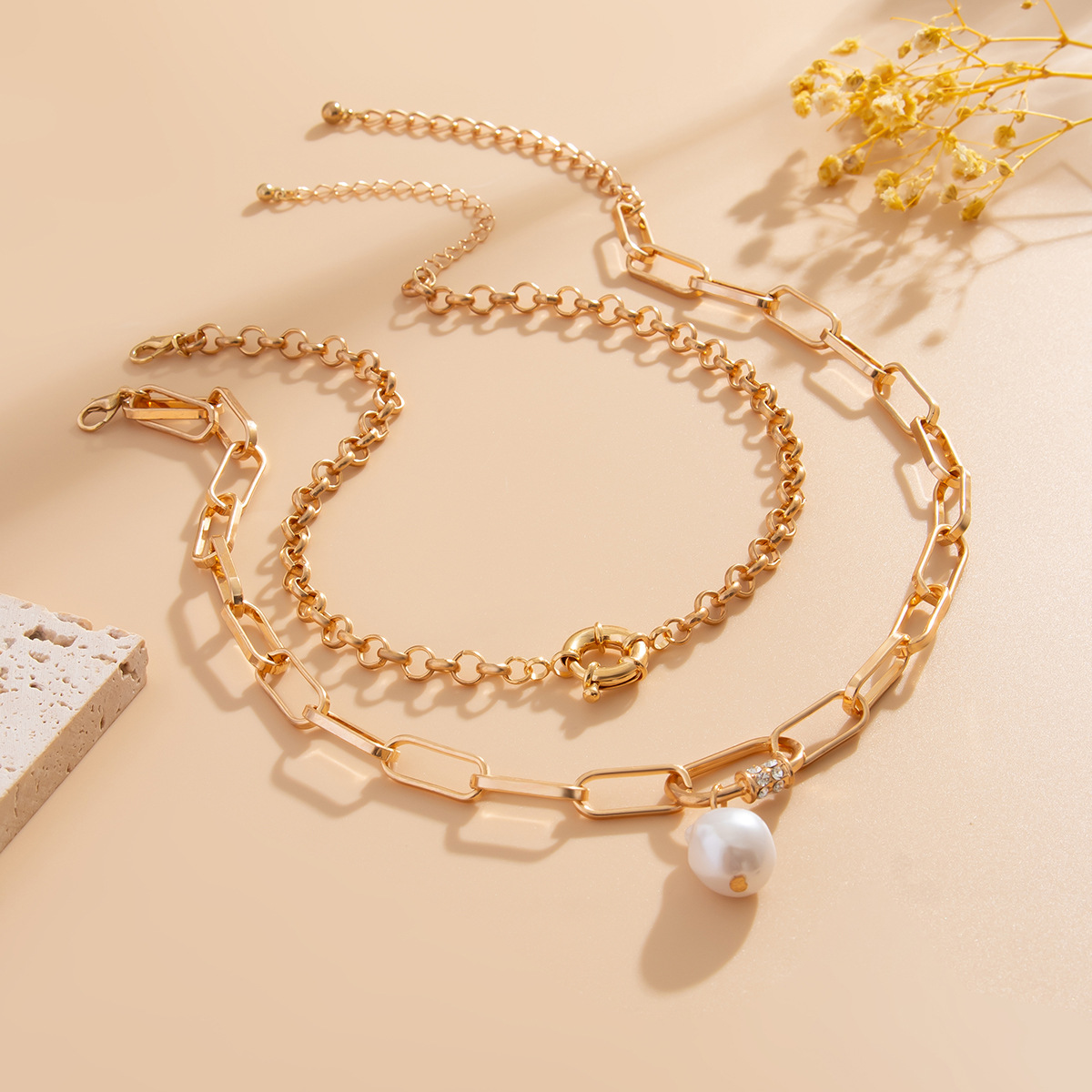 European and American cross-border jewelry, high-end alloy OT buckle thick chain necklace, Baroque pearl multi-layer collarbone chain for women Application Scenario