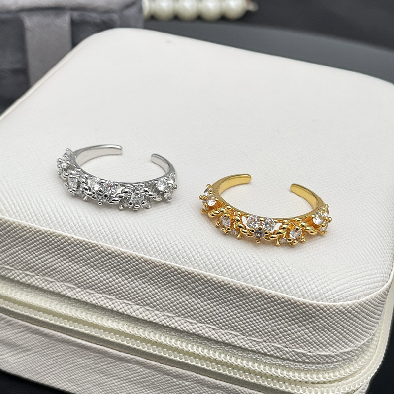 A simple and versatile ring with a mid-style diamond setting, suitable for women to adjust their temperament. It features a niche design with a sense of high-end luxury and a light layering effect Application Scenario
