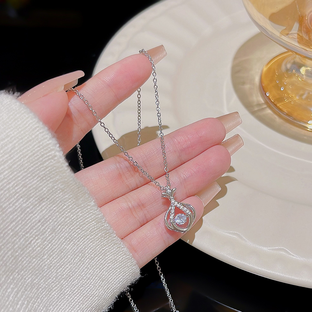 The 2024 new "Devoted Love Heart" necklace is a light luxury gift accessory with a sense of design. It's a heart-beating pendant for lovers details Picture