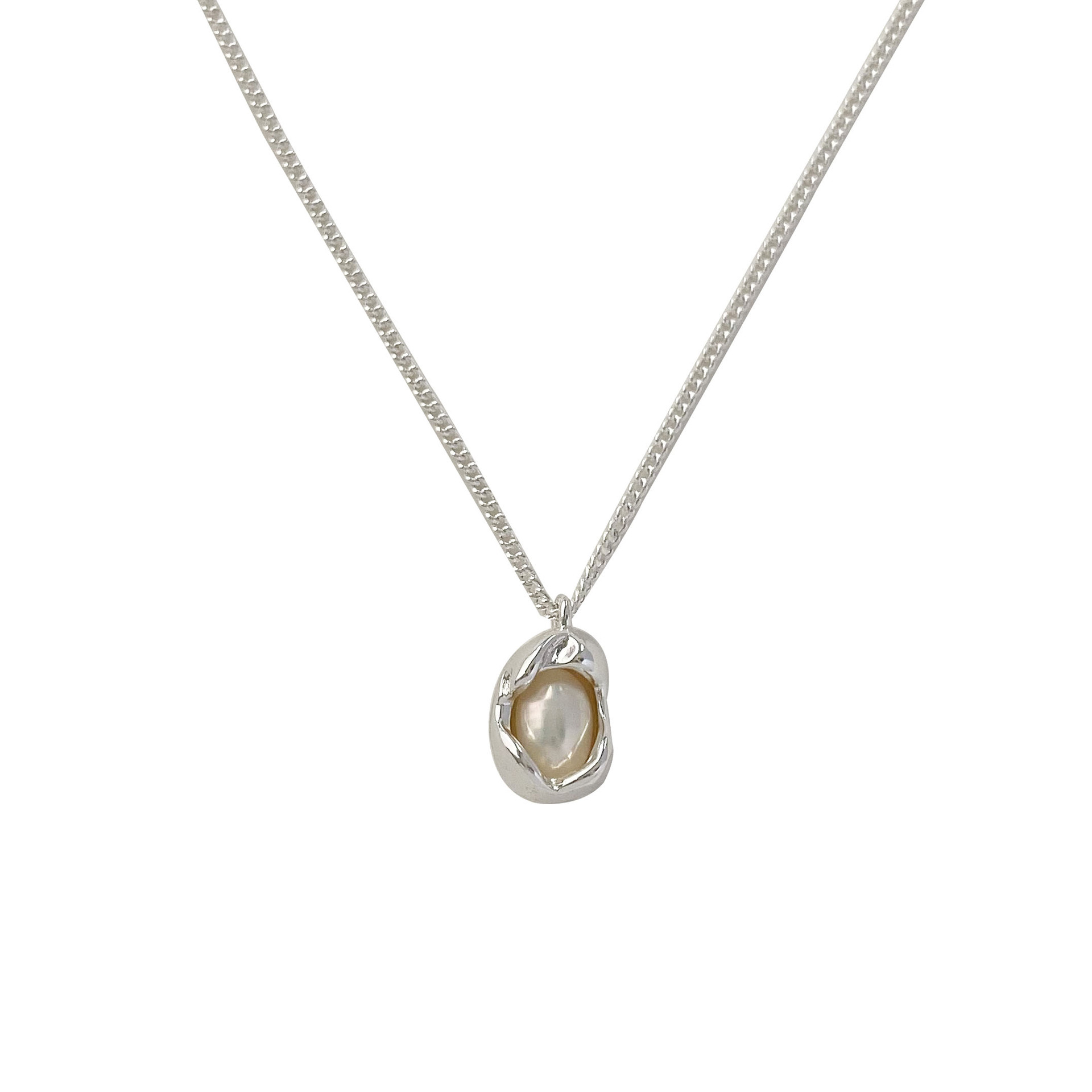 French-style fashionable shell freshwater pearl necklace for summer girls, simple and versatile, niche and light luxury collarbone chain Item Picture