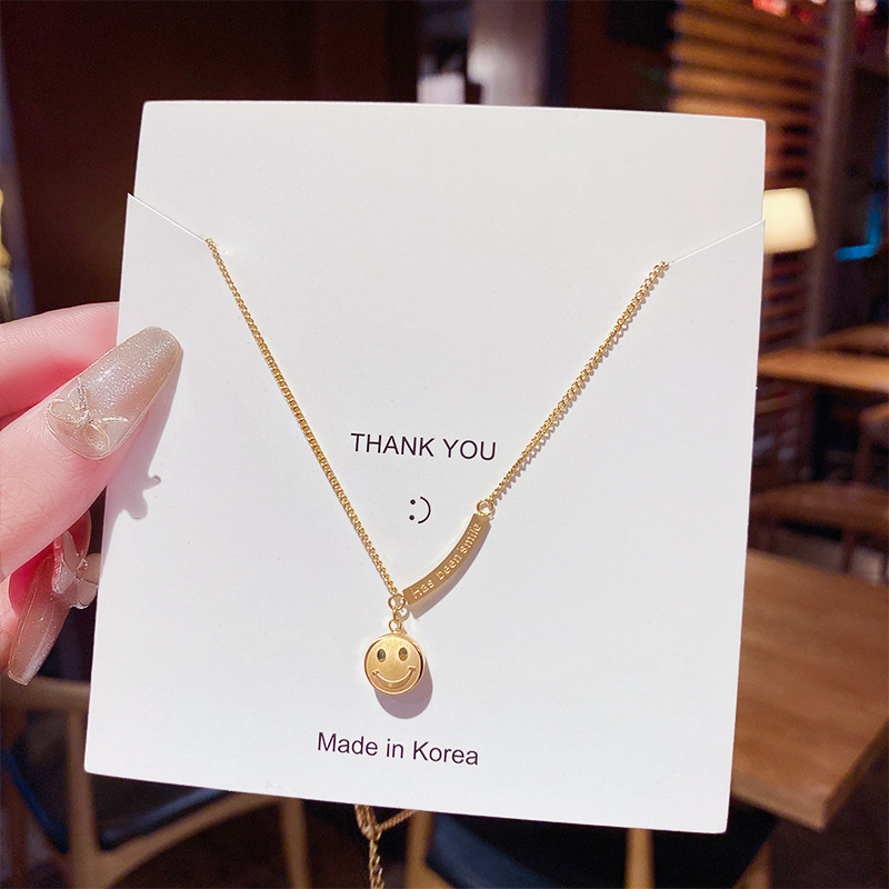 Korean version smiling face titanium steel necklace for women, 18K gold fashionable and trendy pendant, non-fading, light luxury and niche design collarbone chain full figure