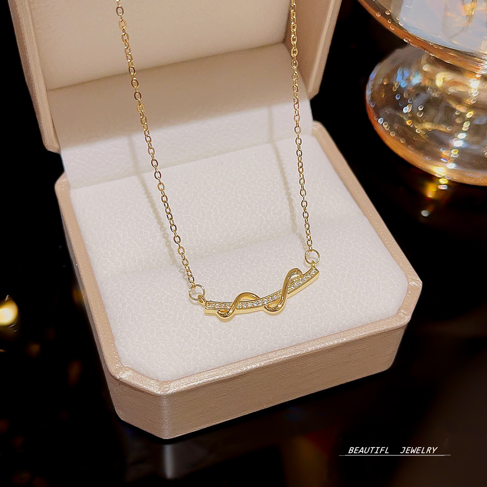 A new minimalist twist necklace in the cold style of Instagram for women, featuring a light luxury and niche design. It's a cute and versatile collarbone chain details Picture